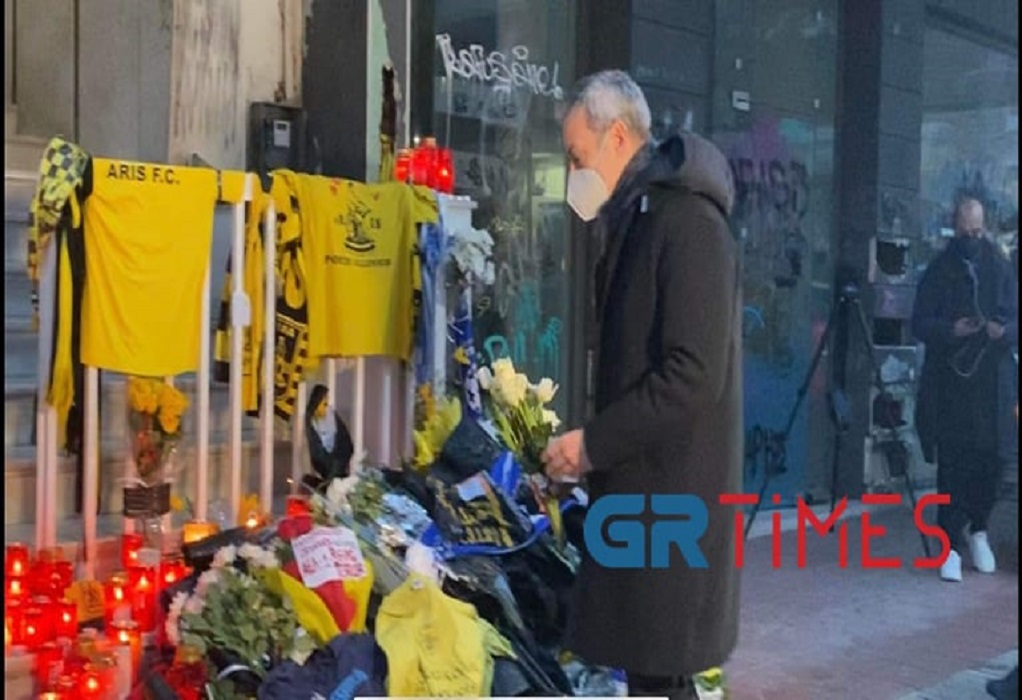 Ο δήμαρχος Θεσσαλονίκης άφησε λουλούδια στο σημείο που σκότωσαν τον 19χρονο (ΦΩΤΟ)