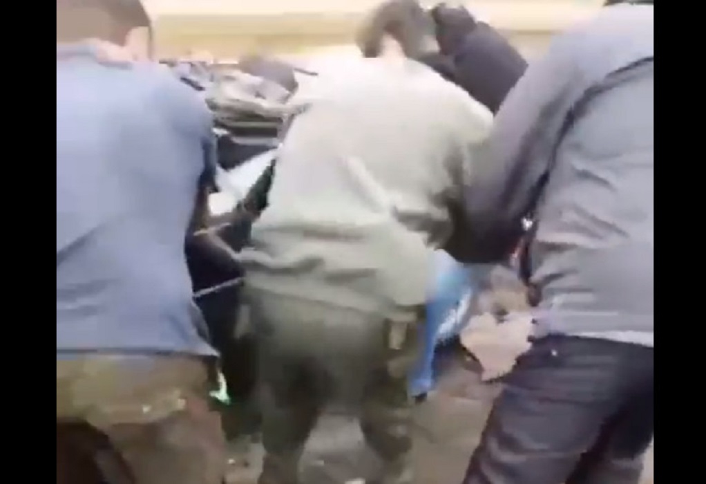 Ουκρανία: Προσπαθούν να απεγκλωβίσουν άνθρωπο από αυτοκίνητο που πατήθηκε από τεθωρακισμένο (VIDEO)