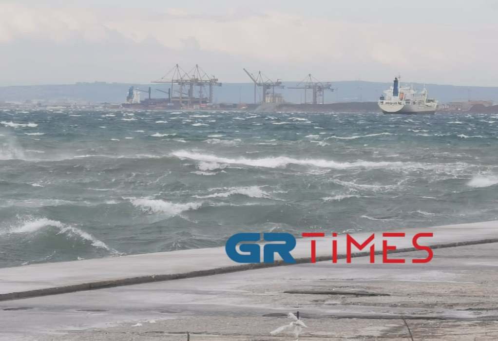 Θεσσαλονίκη: Η θάλασσα βγήκε στη στεριά λόγω των δυνατών ανέμων (VIDEO-ΦΩΤΟ)
