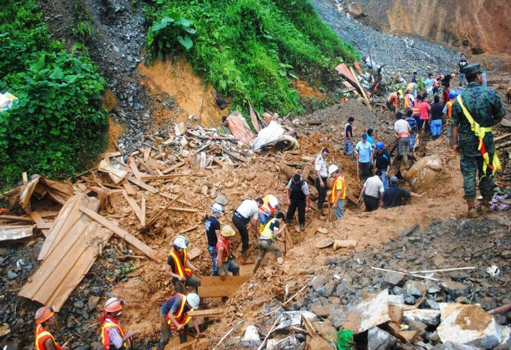 Ισημερινός: 11 άνθρωποι έχασαν τη ζωή τους μετά από κατολίσθηση