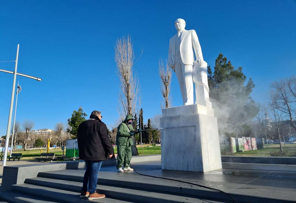 Επιχείρηση για τον καθαρισμό αγαλμάτων και μνημείων από τον Δήμο Θεσσαλονίκης (ΦΩΤΟ)