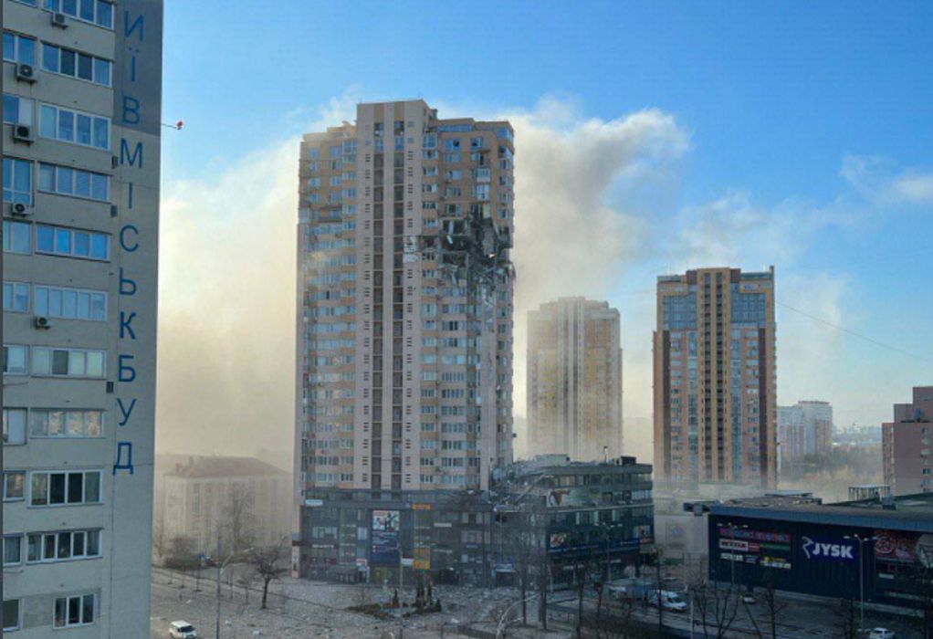 Πόλεμος στην Ουκρανία: Βομβαρδισμοί στο κέντρο του Κιέβου – Πλήγματα και σε πολυκατοικίες (LIVE-VIDEO)