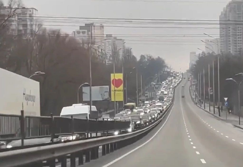 Εισβολή στην Ουκρανία: Ουρές χιλιομέτρων στους δρόμους – Πολίτες εγκαταλείπουν τα σπίτια τους (VIDEO)