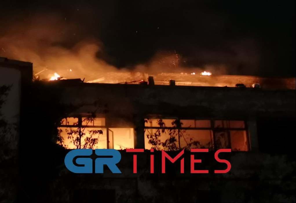 Θεσσαλονίκη: Φωτιά σε εγκαταλελειμμένο κτίριο – Επί τόπου η Πυροσβεστική (ΦΩΤΟ-VIDEO)
