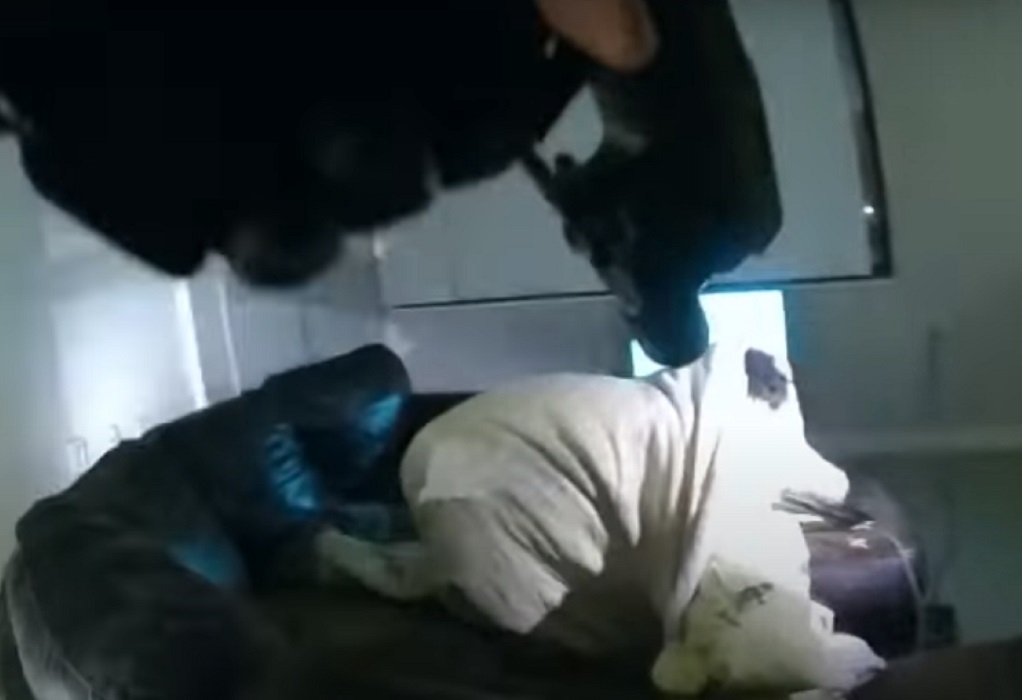 ΗΠΑ: Αστυνομικοί «μπούκαραν» σε διαμέρισμα και πυροβόλησαν 22χρονο που κοιμόταν (VIDEO)