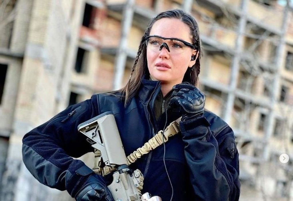 Η πρώην Miss Ουκρανία μαθαίνει σκοποβολή και πήρε τα όπλα
