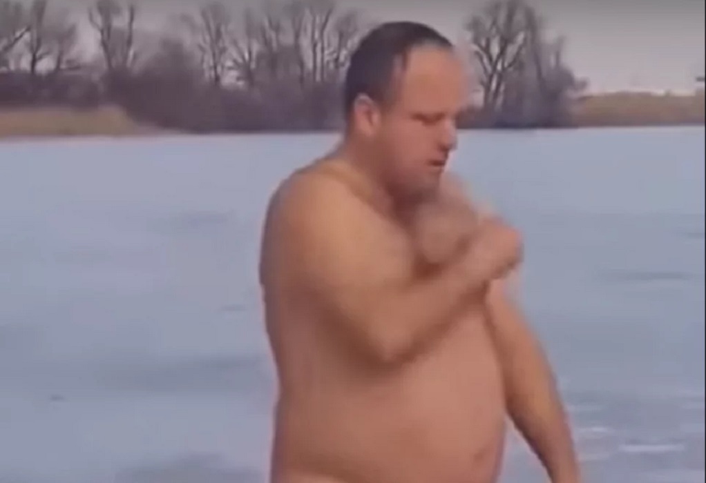 Ουκρανία: 38χρονος πνίγηκε ύστερα από βουτιά σε παγωμένο ποτάμι – Τον βιντεοσκοπούσε η γυναίκα του (VIDEO)