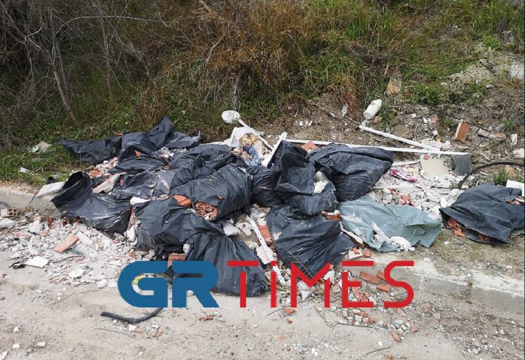 Μπάζα, σκουπίδια και επικίνδυνη δίοδος σε παράδρομο της Θεσσαλονίκης – Νέων Μουδανιών (ΦΩΤΟ-VIDEO)