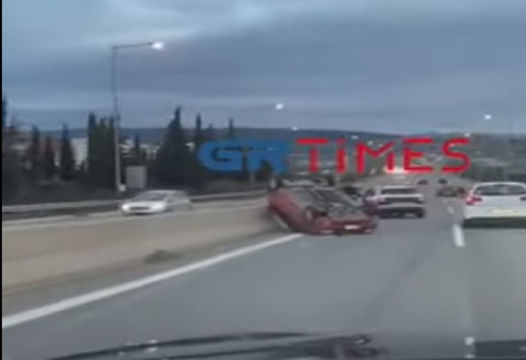 Θεσσαλονίκη: «Τούμπαρε» αυτοκίνητο στην Περιφερειακή Οδό (VIDEO)