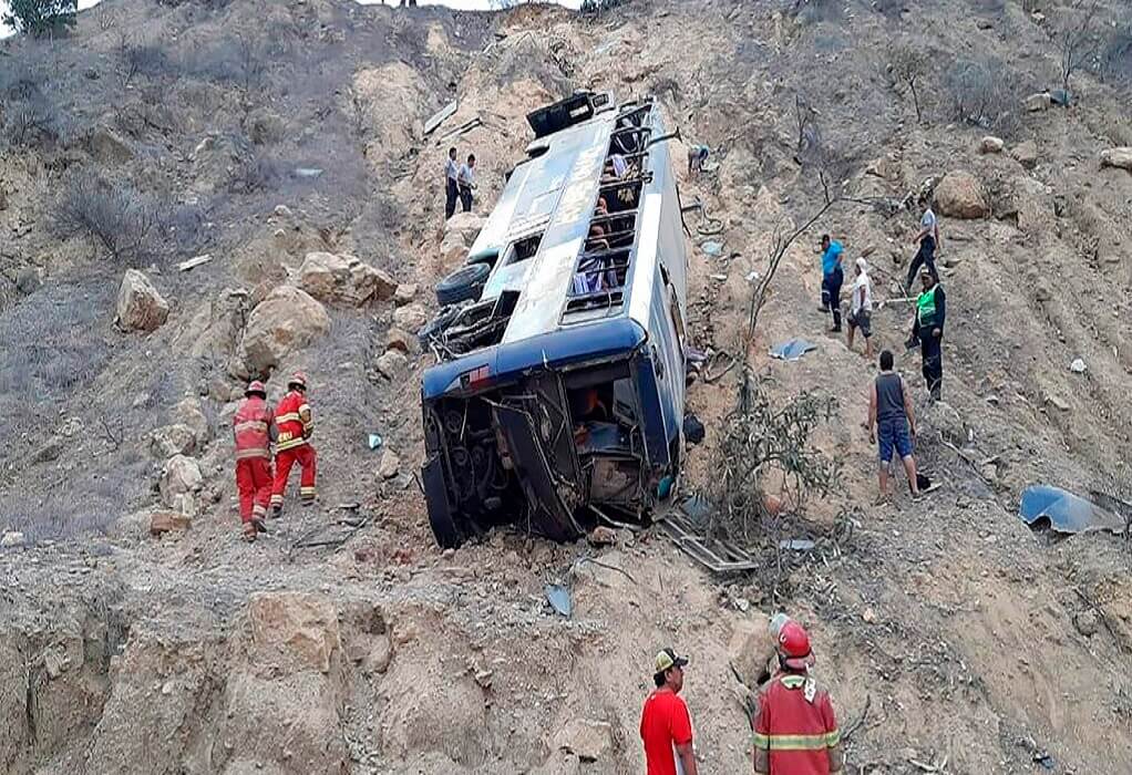 Περού: Τουλάχιστον 20 νεκροί και 33 τραυματίες από πτώση λεωφορείου σε χαράδρα