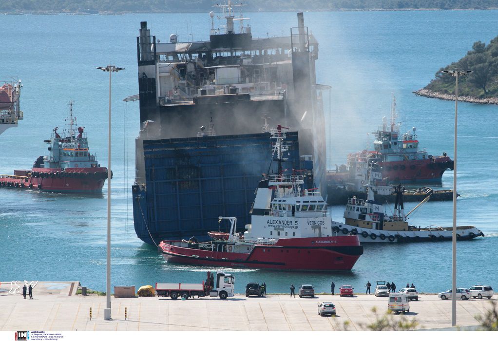 Φωτιά στο πλοίο Euroferry Olympia: Άνοιξε ο καταπέλτης – Αναζωπύρωση της φωτιάς