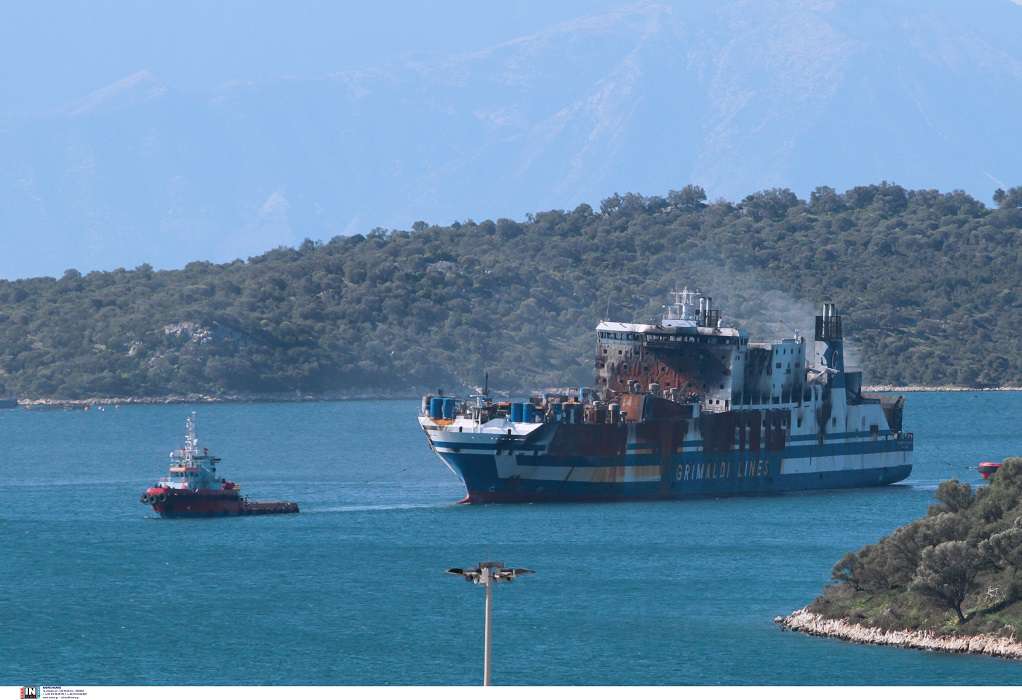 Έξω από το λιμάνι του Αστακού το πλοίο «Euroferry Olympia» (ΦΩΤΟ)