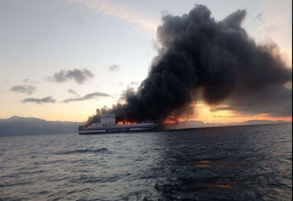Η ανακοίνωση του υπ. Ναυτιλίας για τη φωτιά σε πλοίο ανοιχτά της Κέρκυρας