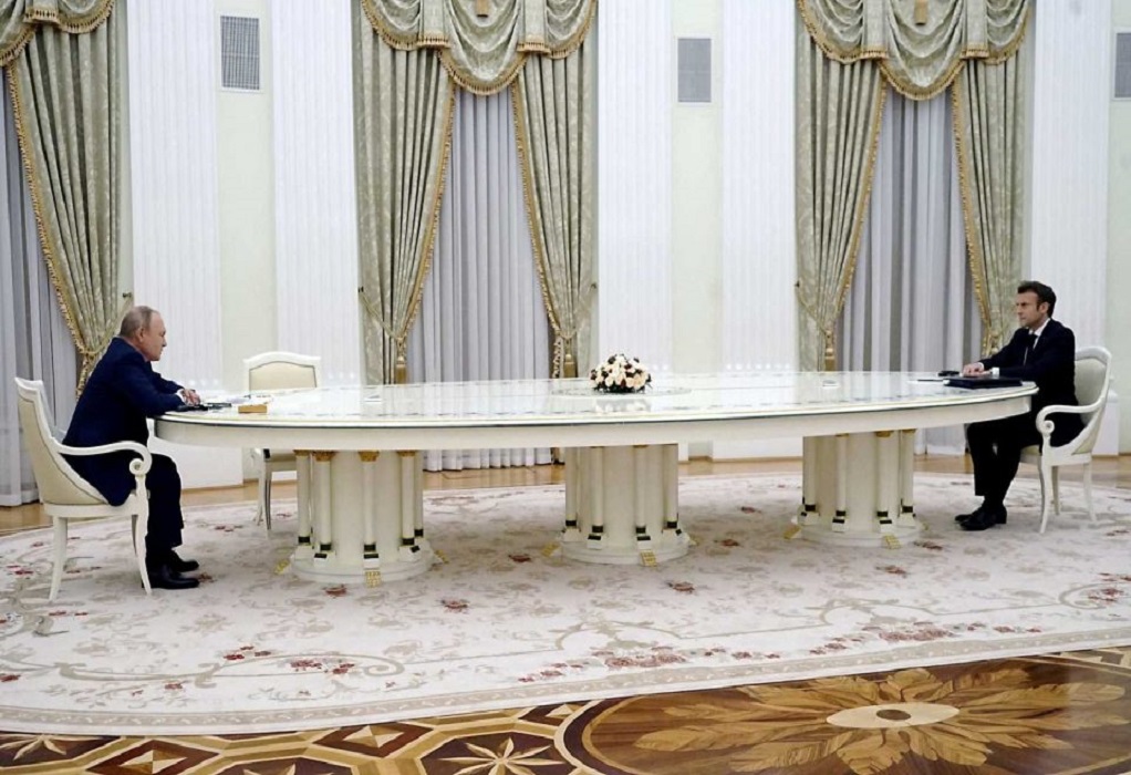 Reuters: Για να μην δώσει το DNA του στους Ρώσους ο Μακρόν κάθισε στο τραπέζι-γήπεδο