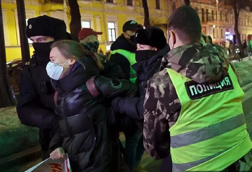 Ρωσία: Εκατοντάδες συλλήψεις σε διαδηλώσεις κατά της ρωσικής εισβολής στην Ουκρανία (VIDEO)
