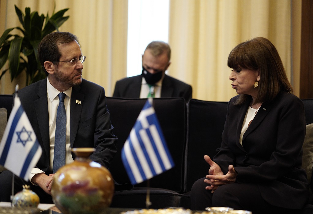 Στην Αθήνα ο πρόεδρος του Ισραήλ: Συναντήθηκε με την ΠτΔ στη σκιά της ουκρανικής κρίσης