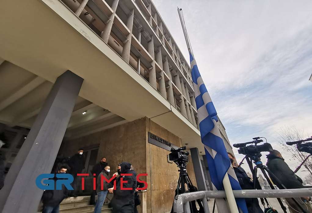 Χρήστος Σαρτζετάκης: Μεσίστιες οι σημαίες στα Δικαστήρια Θεσσαλονίκης (ΦΩΤΟ)