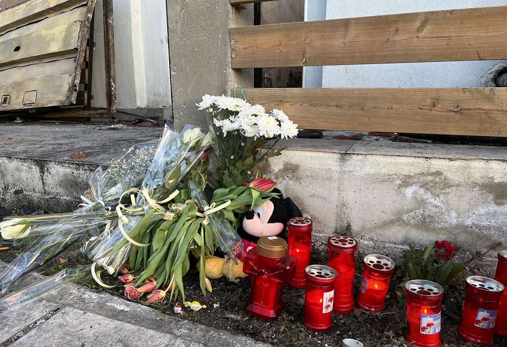 Θεσσαλονίκη: Λευκά λουλούδια έξω από το σπίτι που κάηκαν η μητέρα με τα δυο της παιδιά