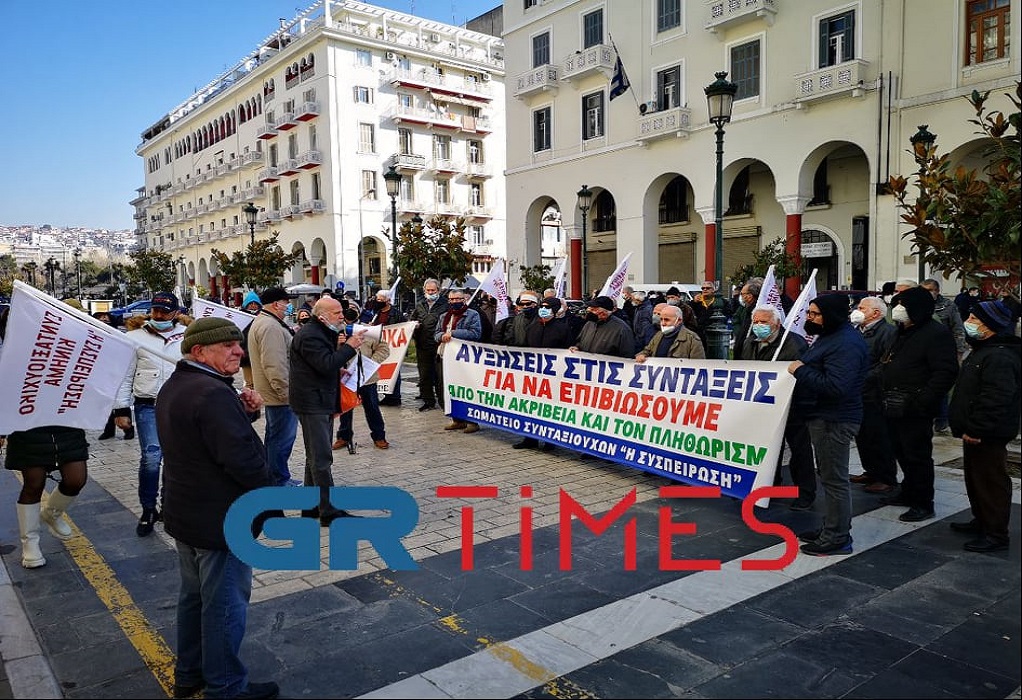 Τώρα: Διαμαρτυρία συνταξιούχων στον ΕΦΚΑ Θεσσαλονίκης (ΦΩΤΟ-VIDEO)