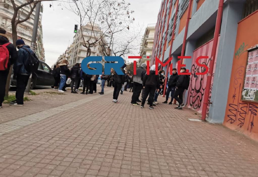 3ο ΓΕΛ Θεσσαλονίκης: Καθηγητής ζήτησε μετάθεση μετά από καταγγελίες για σεξουαλική παρενόχληση (VIDEO-ΦΩΤΟ)