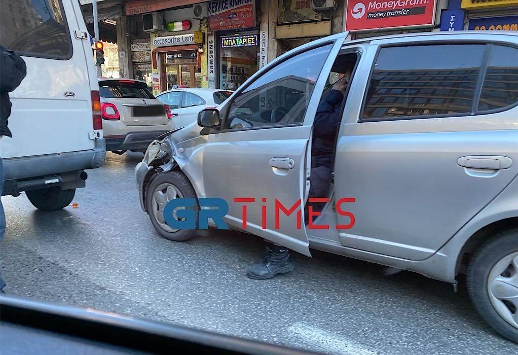 Θεσσαλονίκη: Σύγκρουση οχημάτων με υλικές ζημιές στον Βαρδάρη (ΦΩΤΟ)