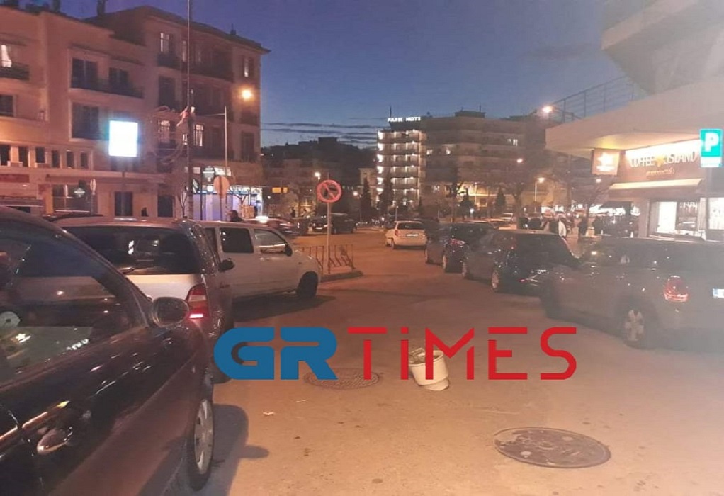 Θεσσαλονίκη-Απίστευτη ευρεσιτεχνία: «Έκλεισαν» τρύπα σε δρόμο με …γλάστρα (ΦΩΤΟ)