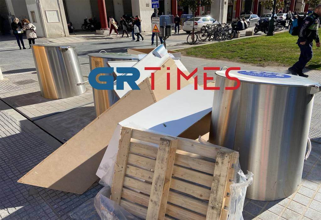 Θεσσαλονίκη: Ασυνείδητοι «σκέπασαν» τους υπόγειους κάδους με παλέτες και κουτιά (ΦΩΤΟ)