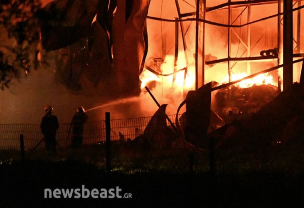 Φωτιά στο Κορωπί: Το κτήριο καίγεται ολοσχερώς (ΦΩΤΟ)