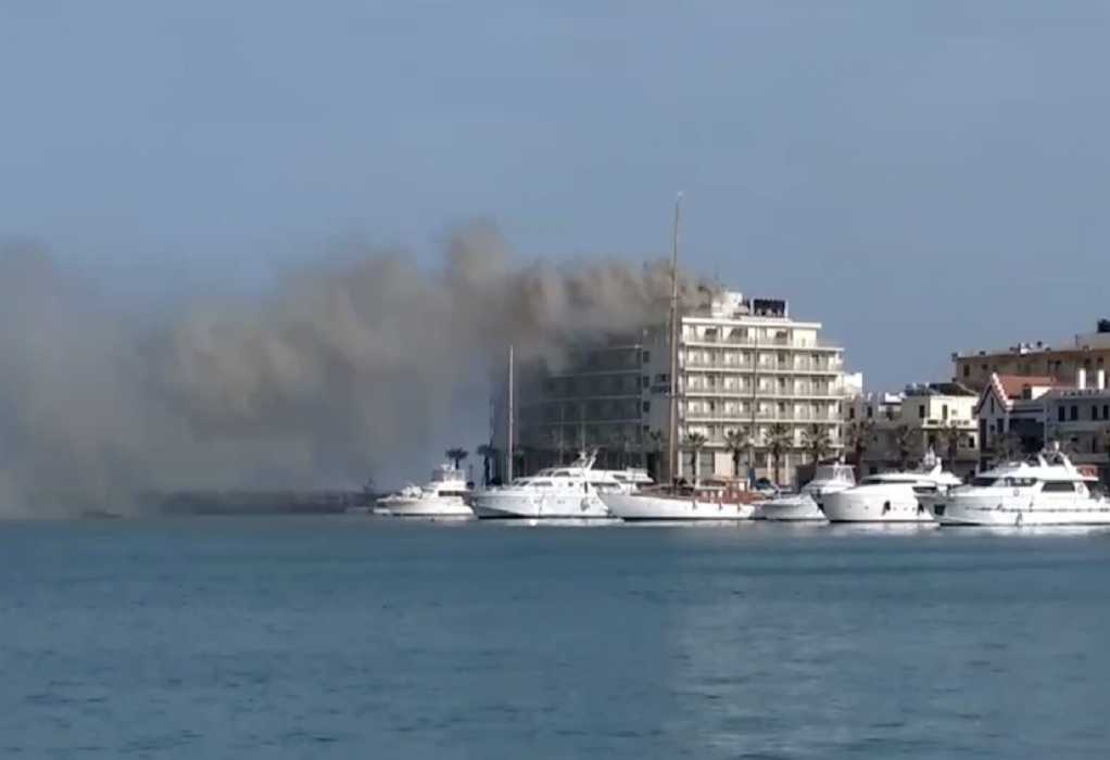 Χίος: Μεγάλη φωτιά σε ξενοδοχείο – Σκοτείνιασε ο ουρανός στην περιοχή (VIDEO)