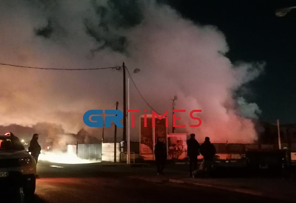 Θεσσαλονίκη: Ολονύχτια μάχη για την κατάσβεση φωτιάς στη Συμμαχική Οδό (VIDEO)