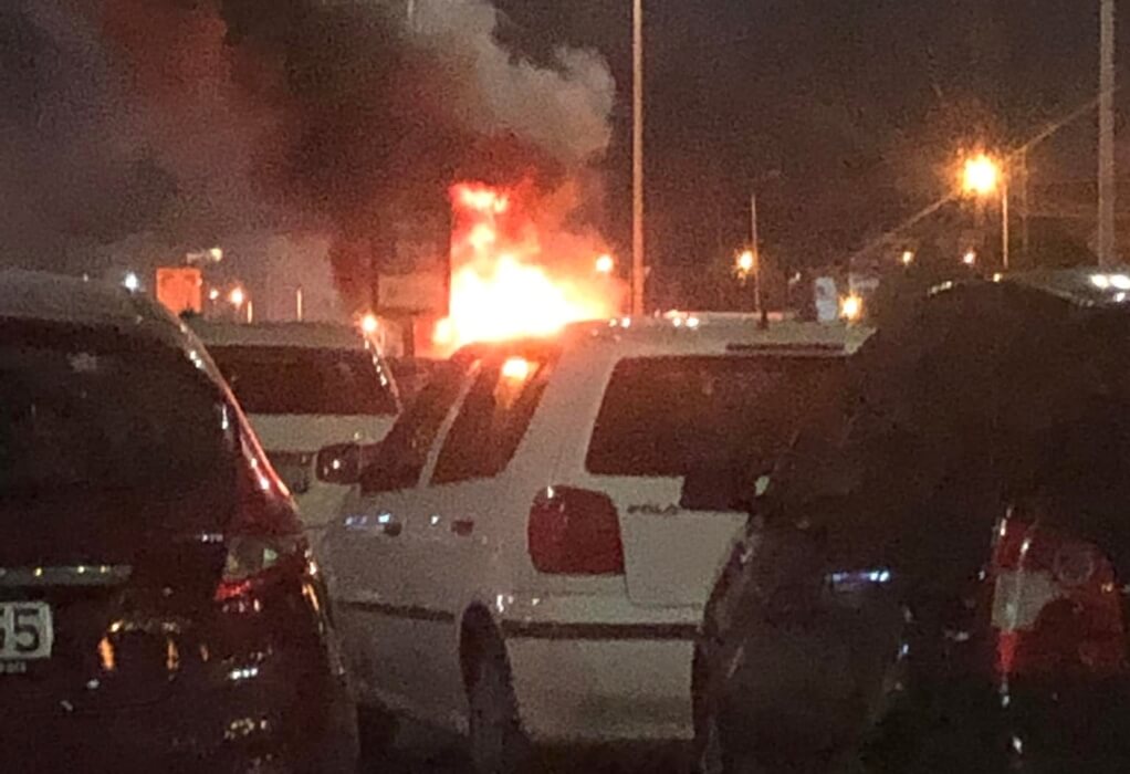 Θεσσαλονίκη: Αυτοκίνητο τυλίχτηκε στις φλόγες σε πάρκινγκ εμπορικού κέντρου (ΦΩΤΟ)