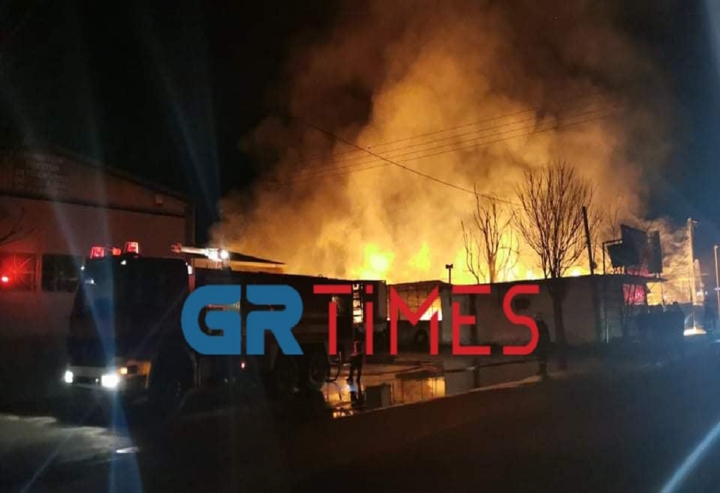 Θεσσαλονίκη: Φωτιά απειλεί βενζινάδικο στη Συμμαχική Οδό (VIDEO)