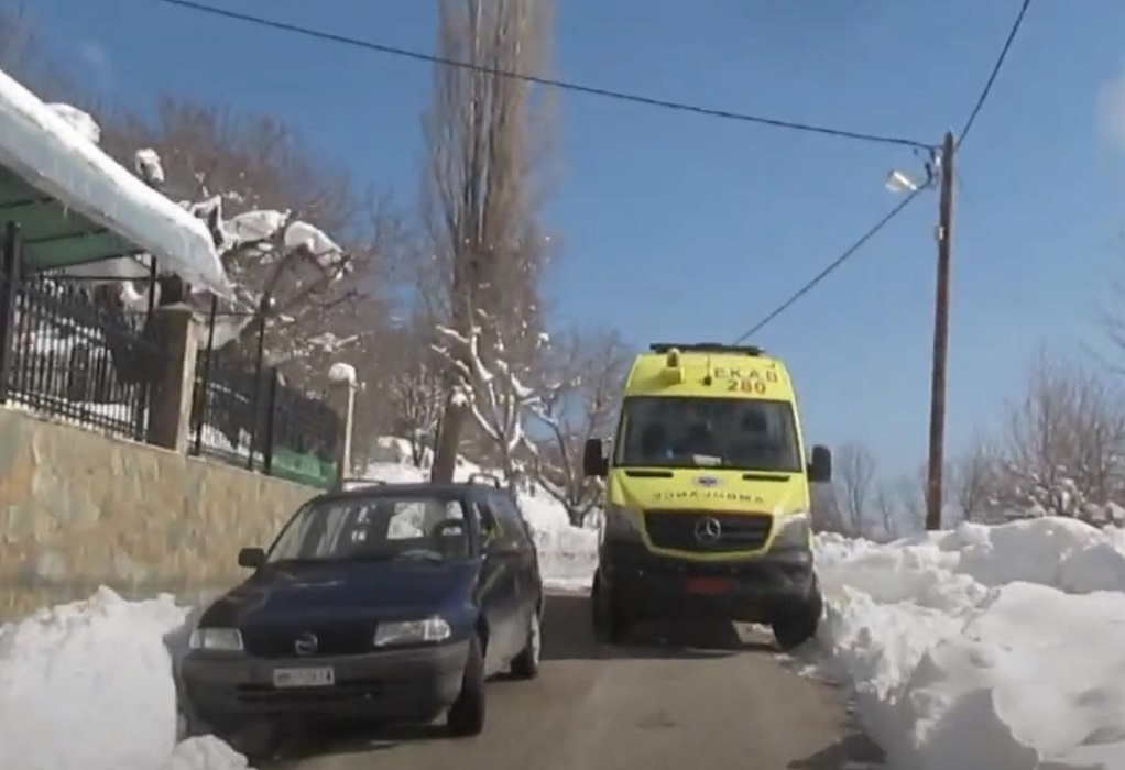 Καστανιά Ημαθίας: Ασθενοφόρο «κόλλησε» στα χιόνια-Πεντακάθαροι οι δρόμοι λένε οι φορείς (VIDEO)
