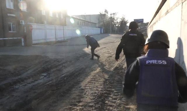Σοκαριστικό βίντεο από την Ουκρανία: Πυροβολούν δημοσιογράφους του SkyNews