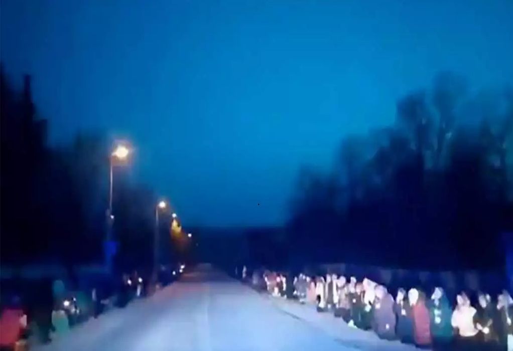 Συγκλονιστικό βίντεο από την Ουκρανία – Γονατιστοί υποδέχονται τον νεκρό στρατιώτη