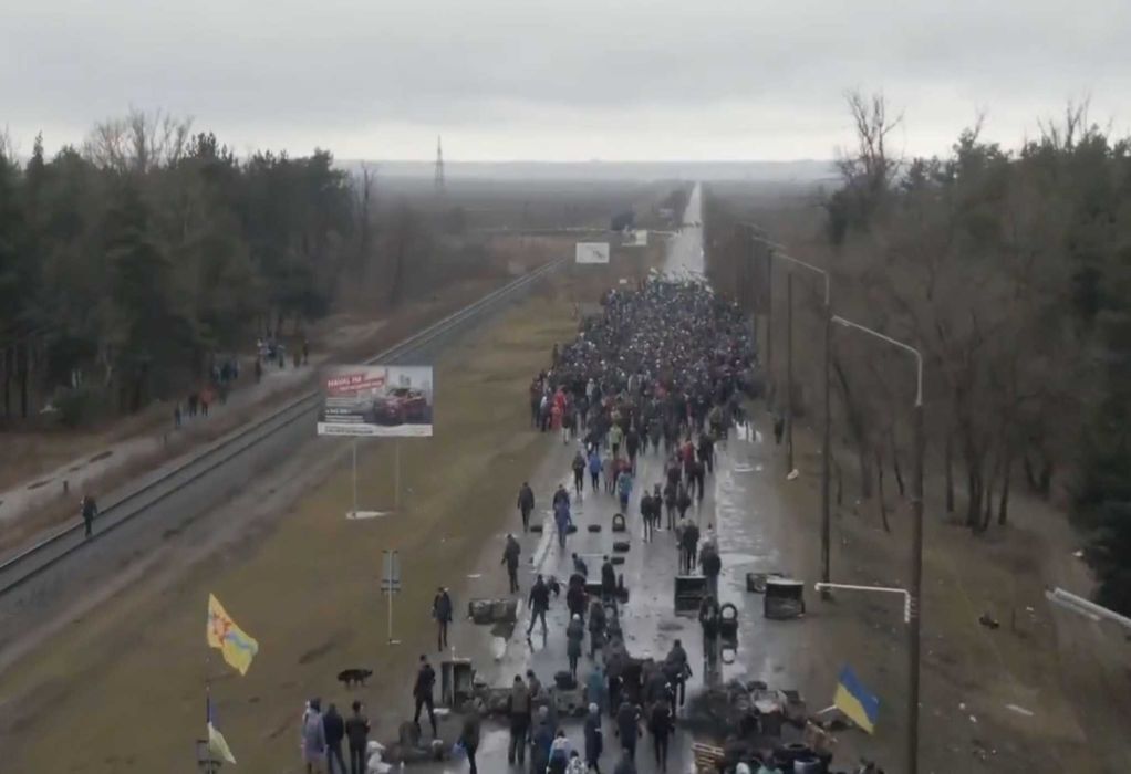 Πόλεμος στην Ουκρανία: Πολίτες μπαίνουν μπροστά σε Ρώσους στρατιώτες για να μη φτάσουν σε πυρηνικούς σταθμούς (VIDEO)