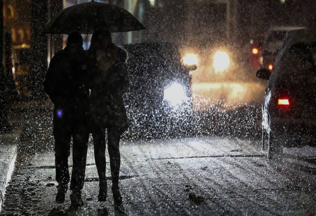 Χιονίζει στο κέντρο της Αθήνας-Πού θα «χτυπήσει» η κακοκαιρία τις επόμενες ώρες