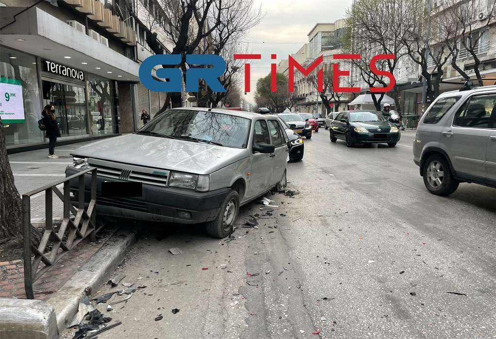 Θεσσαλονίκη: ΙΧ «καρφώθηκε» σε σταθμευμένο όχημα στην Τσιμισκή (ΦΩΤΟ-VIDEO)