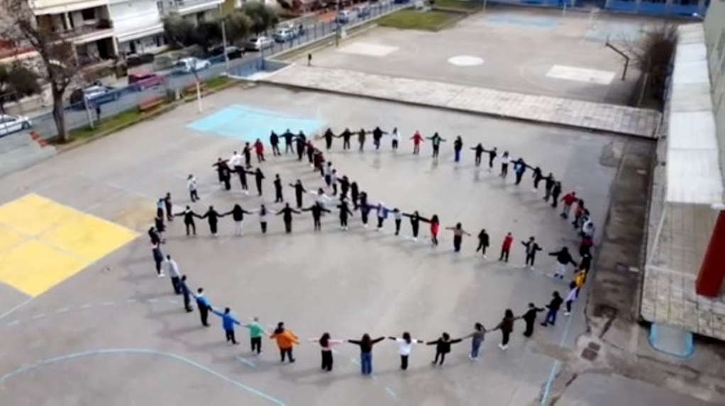 Αλεξανδρούπολη: Σχηματίζουν με τα σώματά τους το σήμα της Ειρήνης (VIDEO)