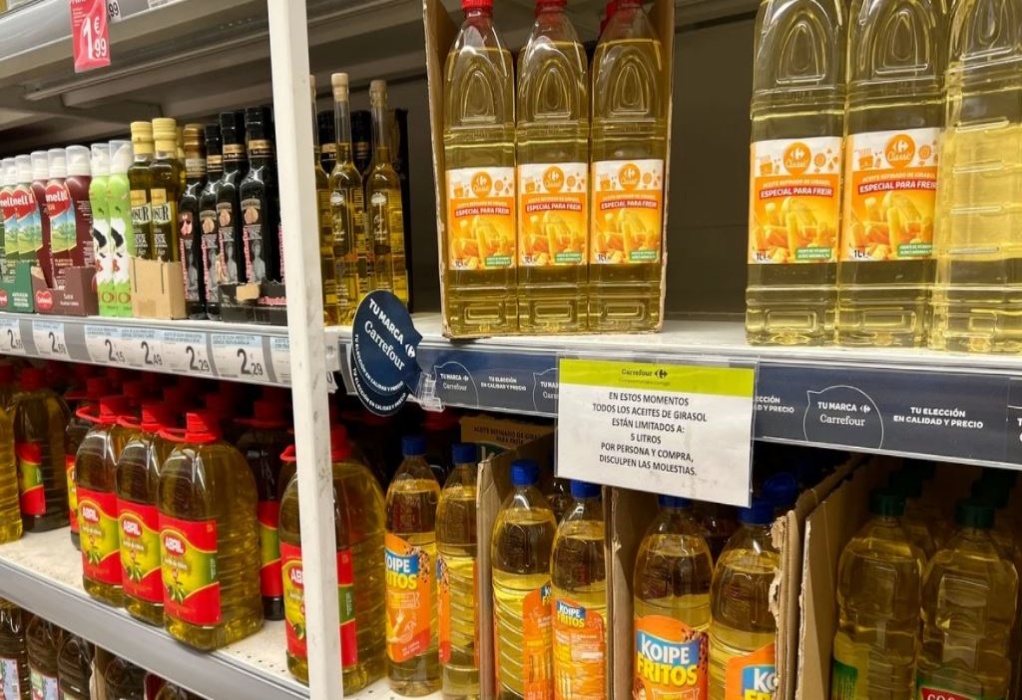 Ισπανία: Με το δελτίο το ηλιέλαιο στα σούπερ μάρκετ – Φόβοι για ελλείψεις λόγω Ουκρανίας