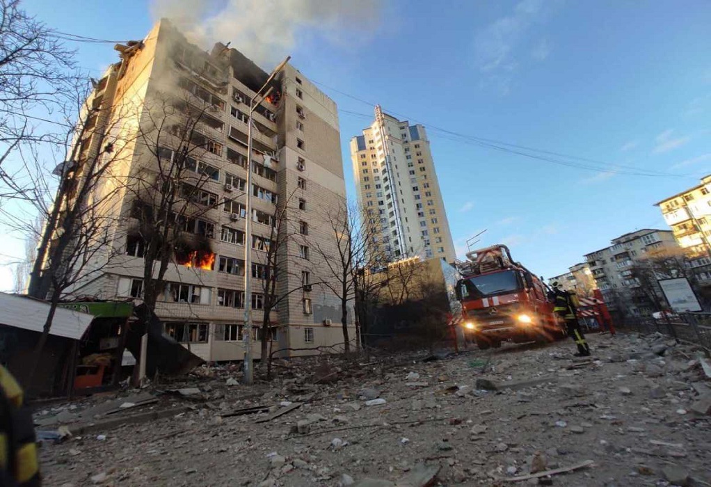 Νέες ισχυρές εκρήξεις στο Κίεβο – Χτυπήθηκε πολυκατοικία – Πληροφορίες για τραυματίες (LIVE – VIDEO)