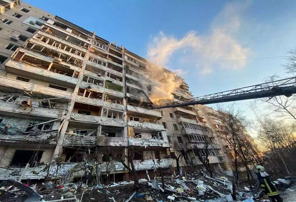 Κίεβο: «Χτυπήθηκε» πολυκατοικία από συντρίμμια πυραύλου που καταρρίφθηκε (VIDEO)