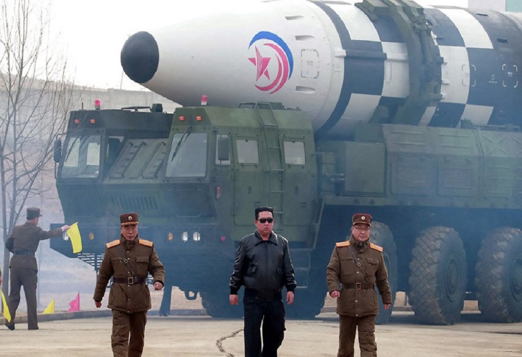 Κιμ Γιονγκ Ουν: «Τοp Gun» αλά Βόρεια Κορέα – Viral το βίντεο εκτόξευσης βαλλιστικού πυραύλου