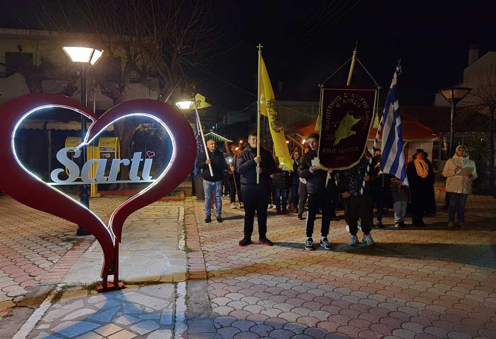 Χαλκιδική: Με αναμμένες δάδες και σημαίες έψαλαν ύμνους και εμβατήρια (ΦΩΤΟ)