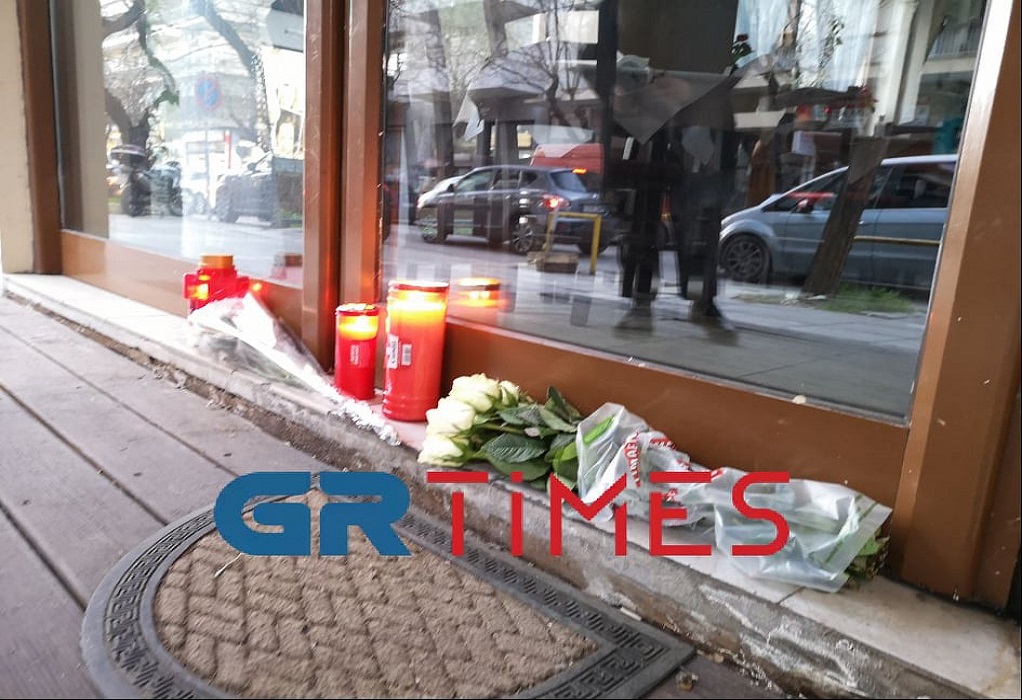 Γυναικοκτονία στη Θεσσαλονίκη: Κεριά και λουλούδια στο καφενείο της 41χρονης (ΦΩΤΟ)