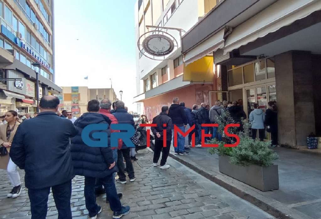 Θεσσαλονίκη – 25η Μαρτίου: Από την παρέλαση στην ουρά για μια μερίδα μπακαλιάρο (ΦΩΤΟ)