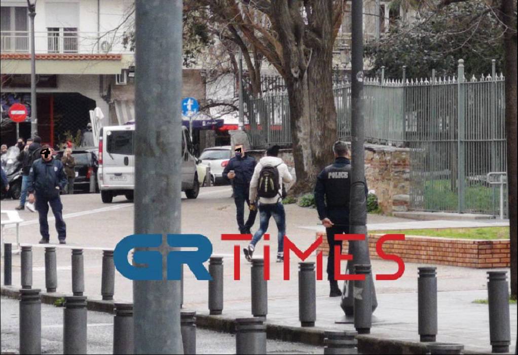 Θεσσαλονίκη: Απειλούσε να αυτοκτονήσει με μαχαίρι στη Ροτόντα (VIDEO-ΦΩΤΟ)