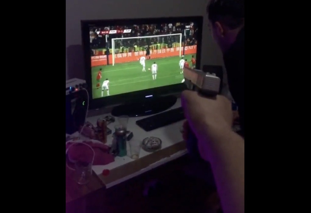 Ποδόσφαιρο: Οπαδός νευρίασε με χαμένο πέναλτι της Τουρκίας και πυροβόλησε την τηλεόραση (VIDEO)