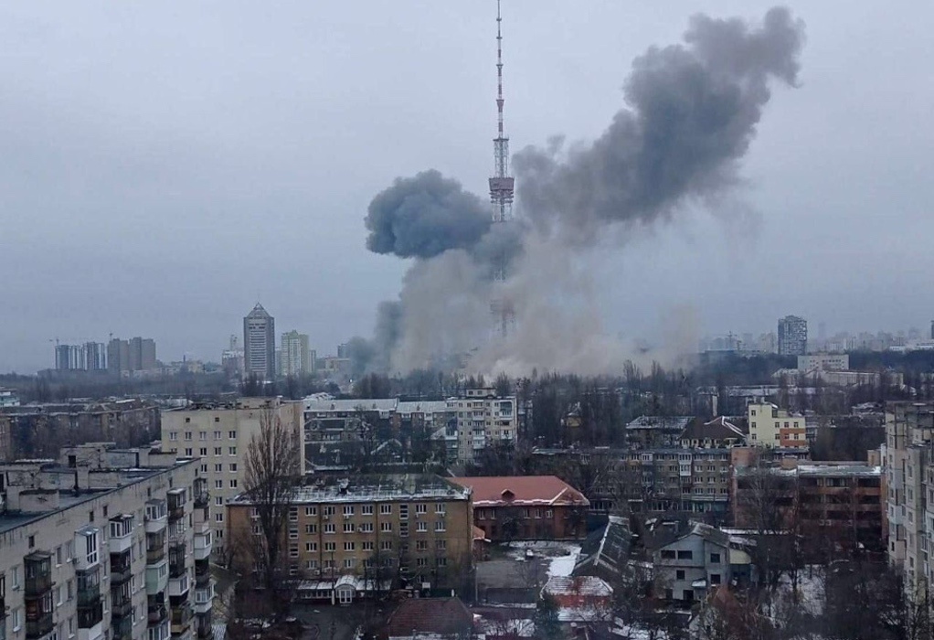 Πόλεμος Ουκρανία: Bομβαρδισμοί στο Κίεβο – Χτύπησαν τον πύργο τηλεόρασης (VIDEO)