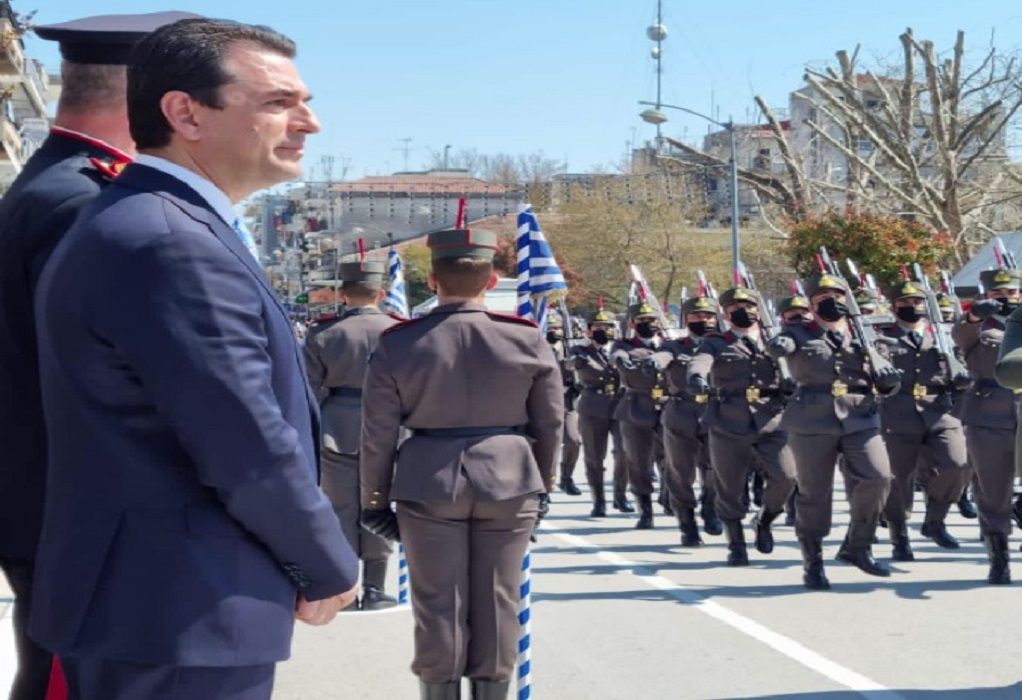 Ο Κώστας Σκρέκας εκπροσώπησε την κυβέρνηση στην παρέλαση στα Τρίκαλα (ΦΩΤΟ)
